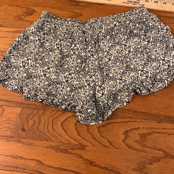 Sadie and Sage extra small geometric design shorts with ruffle hem - Picture 2 of 10
